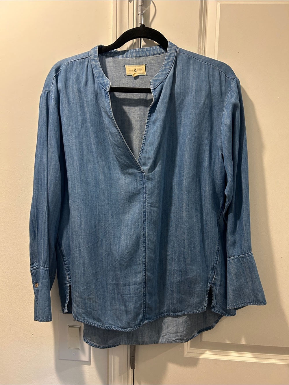 Lou & Grey Chambray V-Neck Long Sleeve Tunic in Light Blue